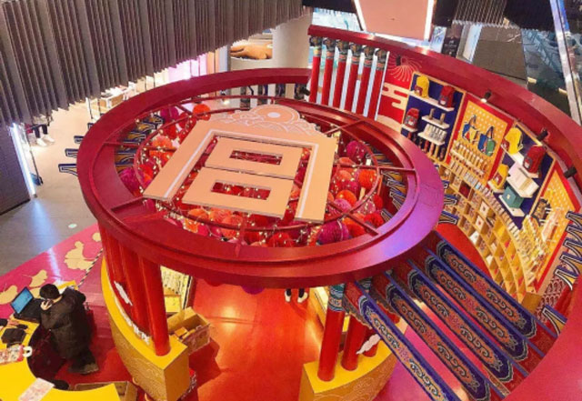 上海世茂廣場(chǎng)新年美陳與故宮結(jié)合創(chuàng)意多