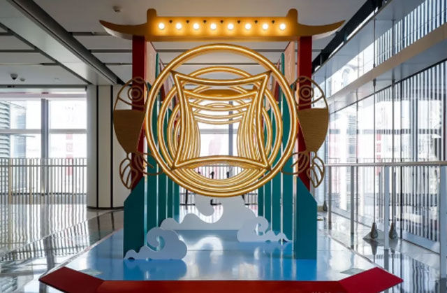 上海世茂廣場(chǎng)新年美陳與故宮結(jié)合創(chuàng)意多