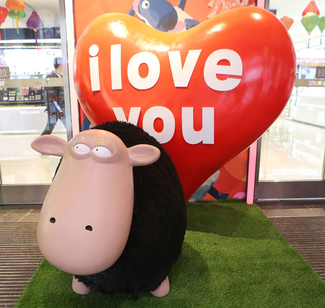 商場(chǎng)小羊美陳櫥窗展示 商場(chǎng)小羊美陳櫥窗展示