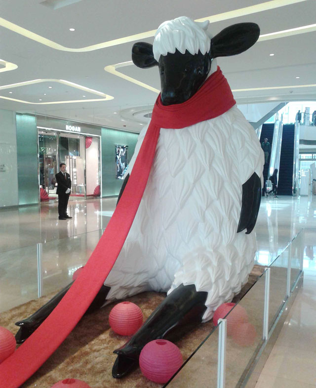 商場卡通羊櫥窗展示 商場卡通羊櫥窗展示